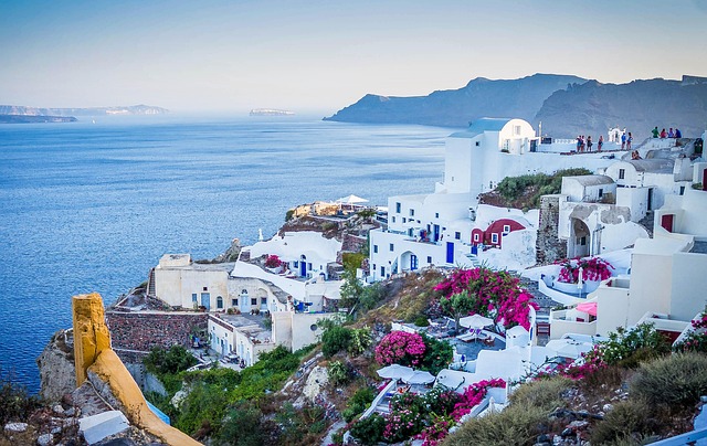 The Ultimate Luxury Escape in Santorini – Travel Smart with Nomaly